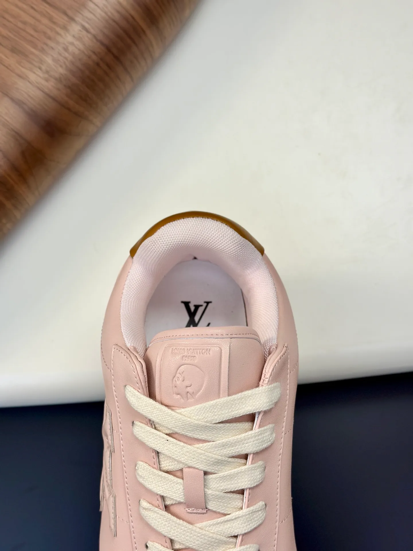 Factory direct sale ¥700💰Full set of packaging💰Top version LV-Louis Vuitton-Classic catwalk new style 1:1 developed replica of the original version! ! The upper foot is very comfortable. It is made of luxurious materials and fine workmanship. The midsole is printed with English letters "Made in Europe". The upper is made of calfskin imported from Italy. The side is decorated with the brand's LOGO and signature. The latest latex foot pads and mesh lining make the foot feel super comfortable. The original two-color TPU combination outsole is specially provided by the original factory. Bag technology Goodyear stitched edges Fabric: Exclusive custom first-layer cowhide Accessories: Exclusive private model Vuitton logo, lining: Customized silk mesh lining - first-layer silk cowhide lining Outsole: TPU combination outsole wear-resistant, non-slip and anti-yellowing Foot pads: new latex pads-mesh sweat-absorbent Counter technology: fully computerized sewing machine wire drawing Toe box back cover Hot and cold shaping Full set of pull-top last with medium and low logo pattern Counter packaging - Shoelaces, certificates, cards, instructions, certificates of quality, dust bags, the most comprehensive packaging on the Internet, men's size 339-44 (38/45 custom-made, non-refundable!